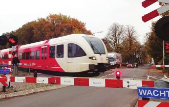 Let op: sneltrein raast door Buitenpost
